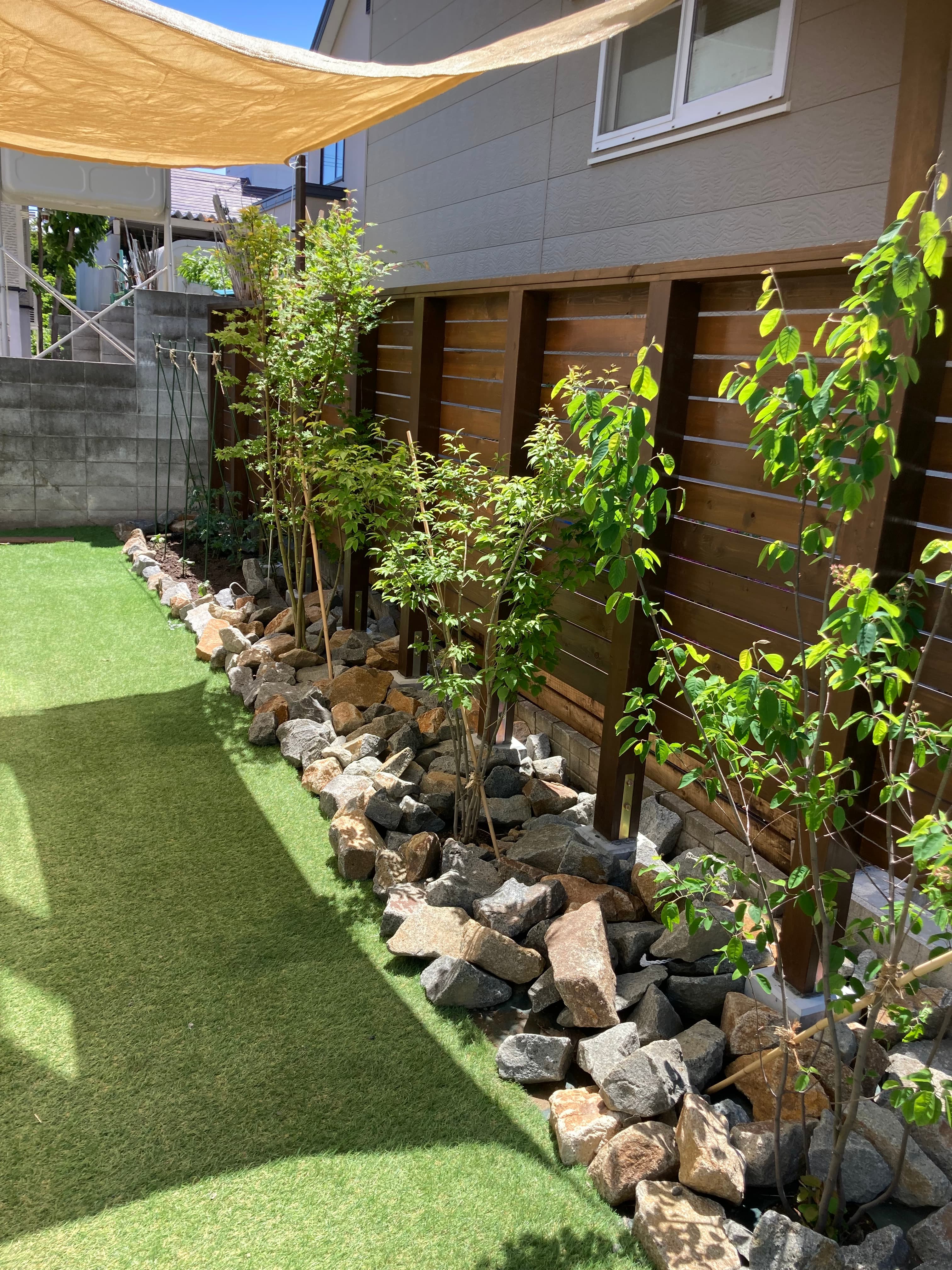 ガビオン × 木製パーゴラ × 人工芝の住宅外構